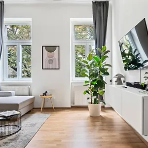 Cozy, Generous - 10 Min To City-centre - Contactless 24h Check-in Appartamento