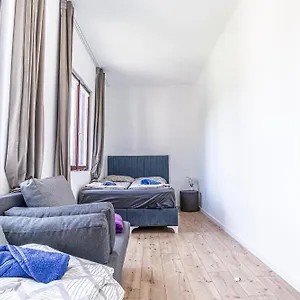 Comfy In Shared With Terrace And Garden Хостел